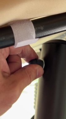 Bahçe hazırlanmış tahta yığınını salıncakta salıncakta sallayın ve yavaşça bahçe salıncaklarına yerleştirin. Arka bahçe mobilya montaj süreci elementlerin hareketi nesne haline geldi. Mükemmel..