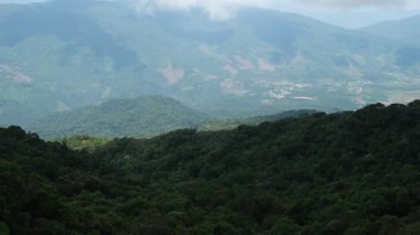 Hava hiper hızı, vadilerden geçen dolambaçlı yollar, çevresi yeşil ormanlarla çevrili dik dağ yolları Mae Hong Son dağları boyunca uzanan doğa patikaları. yemyeşil dağ sırası.