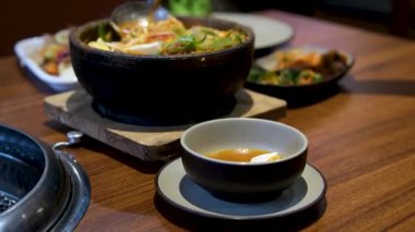 Konforlu restoran masasında kaşıkla karıştırılmış deniz mahsullü ramen. Yüksek kalite 4k görüntü