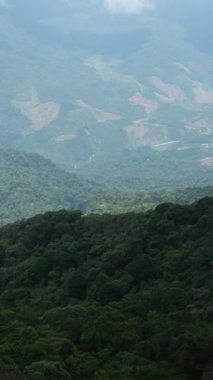 Hava hiper hızı, vadilerden geçen dolambaçlı yollar, çevresi yeşil ormanlarla çevrili dik dağ yolları Mae Hong Son dağları boyunca uzanan doğa patikaları. yemyeşil dağ sırası.