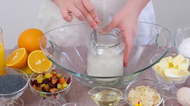 Ev yapımı kabuk yapma süreci. Maya hamuru sarmak, tereyağı, haşhaş tohumu, kurutulmuş meyve eklemek. Sıcak mutfak atmosferinde altın katmanlı kabuklar pişirmek. Noel ve Paskalya için pişirme