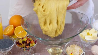 Ev yapımı kabuk yapma süreci. Maya hamuru sarmak, tereyağı, haşhaş tohumu, kurutulmuş meyve eklemek. Sıcak mutfak atmosferinde altın katmanlı kabuklar pişirmek. Noel ve Paskalya için pişirme