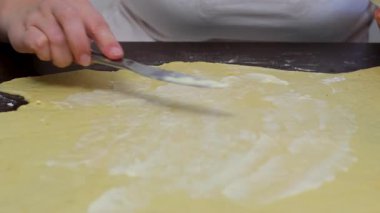 Ev yapımı kabuk yapma süreci. Maya hamuru sarmak, tereyağı, haşhaş tohumu, kurutulmuş meyve eklemek. Sıcak mutfak atmosferinde altın katmanlı kabuklar pişirmek. Noel ve Paskalya için pişirme