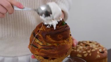 Ev yapımı kabuk yapma süreci. Maya hamuru sarmak, tereyağı, haşhaş tohumu, kurutulmuş meyve eklemek. Sıcak mutfak atmosferinde altın katmanlı kabuklar pişirmek. Noel ve Paskalya için pişirme