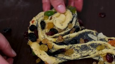 Ev yapımı kabuk yapma süreci. Maya hamuru sarmak, tereyağı, haşhaş tohumu, kurutulmuş meyve eklemek. Sıcak mutfak atmosferinde altın katmanlı kabuklar pişirmek. Noel ve Paskalya için pişirme