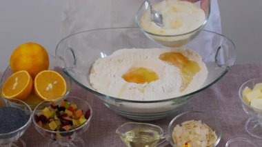 Ev yapımı kabuk yapma süreci. Maya hamuru sarmak, tereyağı, haşhaş tohumu, kurutulmuş meyve eklemek. Sıcak mutfak atmosferinde altın katmanlı kabuklar pişirmek. Noel ve Paskalya için pişirme