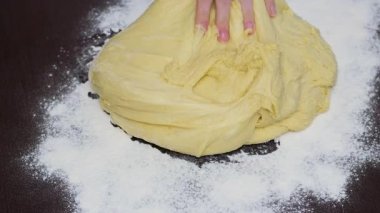 Ev yapımı kabuk yapma süreci. Maya hamuru sarmak, tereyağı, haşhaş tohumu, kurutulmuş meyve eklemek. Sıcak mutfak atmosferinde altın katmanlı kabuklar pişirmek. Noel ve Paskalya için pişirme