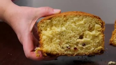 Ev yapımı kabuk yapma süreci. Maya hamuru sarmak, tereyağı, haşhaş tohumu, kurutulmuş meyve eklemek. Sıcak mutfak atmosferinde altın katmanlı kabuklar pişirmek. Noel ve Paskalya için pişirme