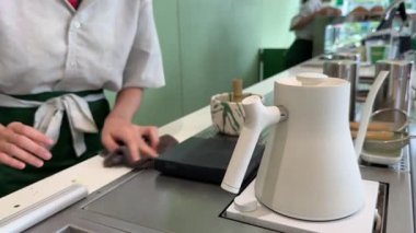 Adım adım Japon çayı yapmayı öğretiyorum. Birinci adım, eleğe yeşil kibrit tozu koymak. Yüksek kalite 4k görüntü