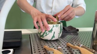 Adım adım Japon çayı yapmayı öğretiyorum. Birinci adım, eleğe yeşil kibrit tozu koymak. Yüksek kalite 4k görüntü