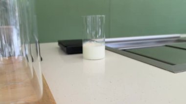 Adım adım Japon çayı yapmayı öğretiyorum. Birinci adım, eleğe yeşil kibrit tozu koymak. Yüksek kalite 4k görüntü