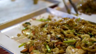 Kepçeli ramen, yoğurtlu java eriştesi buhar ve hareketi yakalar. Yemek blogları, restoranlar, yemek pişirme dersleri ve yemek tarifleri kitapları için mükemmel. Yüksek kalite 4k 