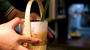 Kahve bardağını kapat ve kahveye süt dök. Latte sanatı yavaş çekim videosu yap. Yüksek kalite 4k görüntü