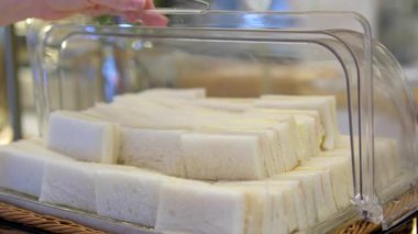 Siyah arkaplanda dönen bir tabakta sandviçler. Yüksek kalite 4k görüntü