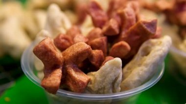 Tavada cızırdayan kızarmış ekmek, mükemmel bir şekilde kızartılmış lezzetli bir atıştırmalık. Yüksek kalite 4k görüntü