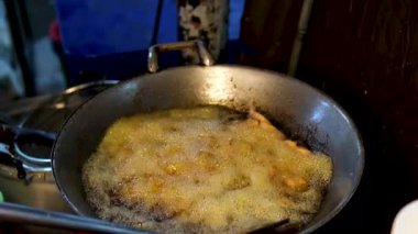 Şarapla birlikte tavada kızartılmış patlıcan. Kızarmış abur cubur karides sokak yemeği Asya