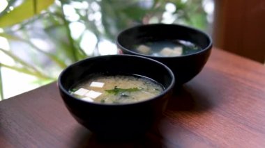 Geleneksel Japon Miso Çorbası. Tofu ve yosun garnitürlü. Yüksek kalite 4k görüntü