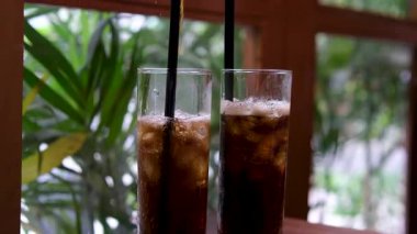 Buzlu kola bardağını doldurmaya yakın. Buzlu buzlu gazoz. Lezzetli bir kola. Yüksek kalite 4k görüntü