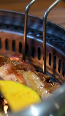 Barbekü partisi, ızgara bifteklerin yakın çekim görüntüleri ızgarada dikenli et parçaları, çeşitli sebzeler, bolca duman. Yüksek kalite 4k görüntü