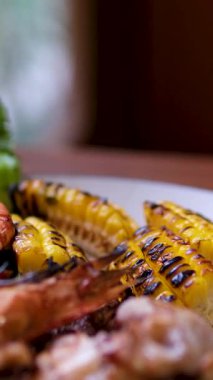 Tabakta ızgara mısır 4k. Yüksek kalite 4k görüntü