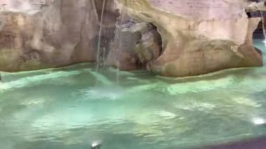 Roma 'daki Piazza Navona' da akşam sahnesinde ikonik fıskiyeler, hareketli kalabalıklar, büyüleyici mimariler ve otantik İtalyan şehir yaşamını yansıtan dinamik bir atmosfer. Roma, İtalya 