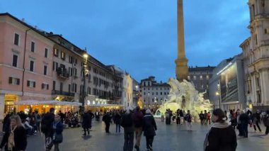 Roma 'daki Piazza Navona' da akşam sahnesinde ikonik fıskiyeler kalabalık sıcak ışıklar büyüleyici mimari ve dinamik atmosfer otantik İtalyan şehir yaşamını yakalar. Roma, İtalya 11.30. 2025