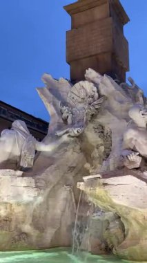 Roma 'daki Piazza Navona' da akşam sahnesinde ikonik fıskiyeler, hareketli kalabalıklar, büyüleyici mimariler ve otantik İtalyan şehir yaşamını yansıtan dinamik bir atmosfer. Roma, İtalya 