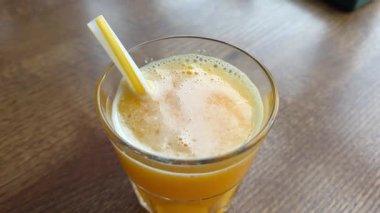 Portakal suyu greyfurt suyu meyve sıkacağını renkli arka planda bardağa, turunçgil vitamik taze meyve suyu kafede, sabah kahvaltısı içeceği. Yüksek kalite 4k görüntü