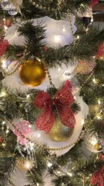 Noel kutlaması tatil geçmişi - Noel ağacı süslemesi süslenmiş Noel ağacının üzerindeki noel balosu, kış tatilleri birleşmesi. Kamyon sürgüsü atışı. Yüksek kalite 4k görüntü