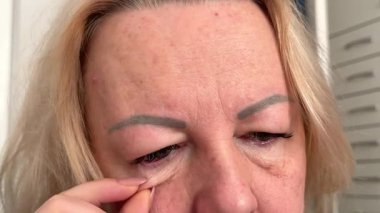 Aşırı detay yaşlandırılmış iris dokularındaki insan gözü, yırtık damar ve doğal deri kıvrımları gerçekçiliği, duyguyu ve bazen de çarpıcı bir berraklık ve derinliği çağrıştırıyor. Yüksek kalite 4k görüntü