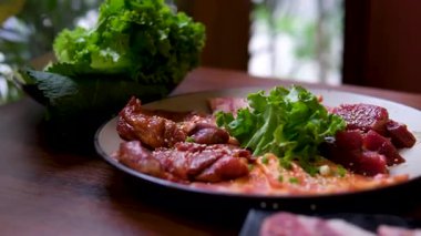 BBQ T-bone Biftek Izgarası Ateş ve Duman ile Açık Ateş Üzerinde, 4K Yavaş Hareket. Yüksek kalite 4k görüntü