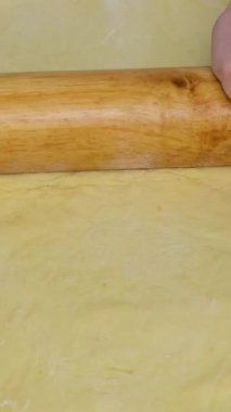 Ev yapımı kabuk yapma süreci. Maya hamuru sarmak, tereyağı, haşhaş tohumu, kurutulmuş meyve eklemek. Sıcak mutfak atmosferinde altın katmanlı kabuklar pişirmek. Noel ve Paskalya için pişirme