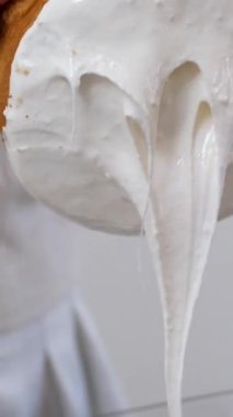 Renkli süslemelerle süslenmiş Paskalya pastası yavaş yavaş dönüyor ve neşeli görünümünü sergiliyor.