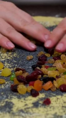 Ev yapımı kabuk yapma süreci. Maya hamuru sarmak, tereyağı, haşhaş tohumu, kurutulmuş meyve eklemek. Sıcak mutfak atmosferinde altın katmanlı kabuklar pişirmek. Noel ve Paskalya için pişirme