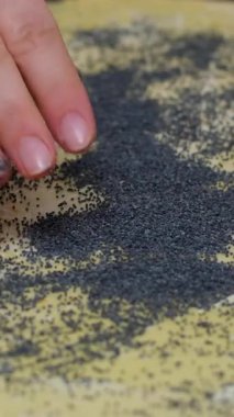 Ev yapımı kabuk yapma süreci. Maya hamuru sarmak, tereyağı, haşhaş tohumu, kurutulmuş meyve eklemek. Sıcak mutfak atmosferinde altın katmanlı kabuklar pişirmek. Noel ve Paskalya için pişirme