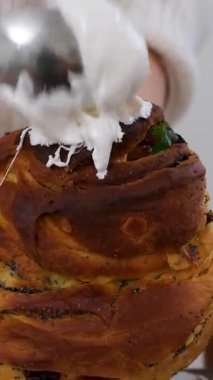 Ev yapımı kabuk yapma süreci. Maya hamuru sarmak, tereyağı, haşhaş tohumu, kurutulmuş meyve eklemek. Sıcak mutfak atmosferinde altın katmanlı kabuklar pişirmek. Noel ve Paskalya için pişirme