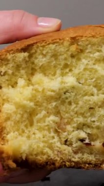 Ev yapımı kabuk yapma süreci. Maya hamuru sarmak, tereyağı, haşhaş tohumu, kurutulmuş meyve eklemek. Sıcak mutfak atmosferinde altın katmanlı kabuklar pişirmek. Noel ve Paskalya için pişirme