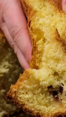 Renkli süslemelerle süslenmiş Paskalya pastası yavaş yavaş dönüyor ve neşeli görünümünü sergiliyor.