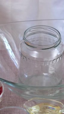 Ev yapımı kabuk yapma süreci. Maya hamuru sarmak, tereyağı, haşhaş tohumu, kurutulmuş meyve eklemek. Sıcak mutfak atmosferinde altın katmanlı kabuklar pişirmek. Noel ve Paskalya için pişirme