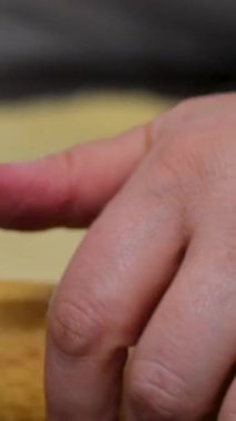 Ev yapımı kabuk yapma süreci. Maya hamuru sarmak, tereyağı, haşhaş tohumu, kurutulmuş meyve eklemek. Sıcak mutfak atmosferinde altın katmanlı kabuklar pişirmek. Noel ve Paskalya için pişirme