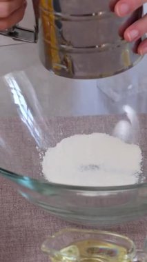 Ev yapımı kabuk yapma süreci. Maya hamuru sarmak, tereyağı, haşhaş tohumu, kurutulmuş meyve eklemek. Sıcak mutfak atmosferinde altın katmanlı kabuklar pişirmek. Noel ve Paskalya için pişirme