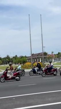 Da Nang Vietnam 'da yükselen güneş tekeri 2 Thang 9 caddesi boyunca hareketli sokak manzarası ve Han Nehri kıyıları modern şehir seyahati anını yakalıyor. Vietnam Da Nang 11.2025