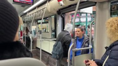 Roma 'da şehir otobüsü. Kapılar kapanıyor. Turistler, gençler ve ceketli kadınlar otantik sonbahar toplu taşıma sahnesi yaratıyor. Roma, İtalya 12.16.2025