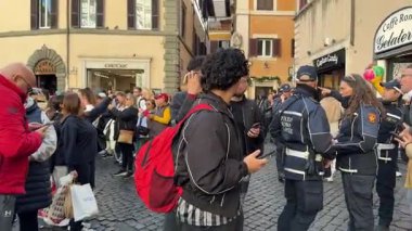 Roma 'daki ünlü Trevi Çeşmesi fotoğrafçılık yapan ve para fırlatmak için sırada bekleyen turistlerle çevrili. Roma, İtalya' da 12.16.2025 'te canlı bir seyahat ortamı yarattı.