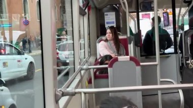 Roma 'daki Colosseum yakınlarındaki trafikte hareket eden otobüslerde motosikletler ve taksiler şehir merkezinde hareketli bir ulaşım olduğunu gösteriyor. Roma, İtalya 12.16.2025