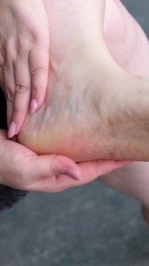 Sağlık salonunda ayak masajı terapisi. Bir kadın duştan sonra bornozla ayaklarına masaj yapar..