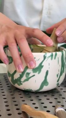 Adım adım Japon çayı yapmayı öğretiyorum. Birinci adım, eleğe yeşil kibrit tozu koymak. Yüksek kalite 4k görüntü