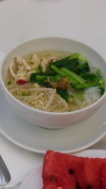 Dikey görüntülerde kuskus ve dolgulu dolma dolma biberler, renkli salatalar, soğuk çorbalar ve canlandırıcı içecekler sunuluyor. .