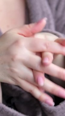 Eller rahat bornoz, ellere krem sür ve masaj parmaklarına. Yüksek kalite 4k görüntü