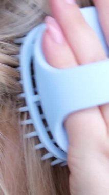 Kafa derisi masaj fırçası, uzun saç ve saç büyütme rutinini kullan. Yüksek kalite 4k görüntü